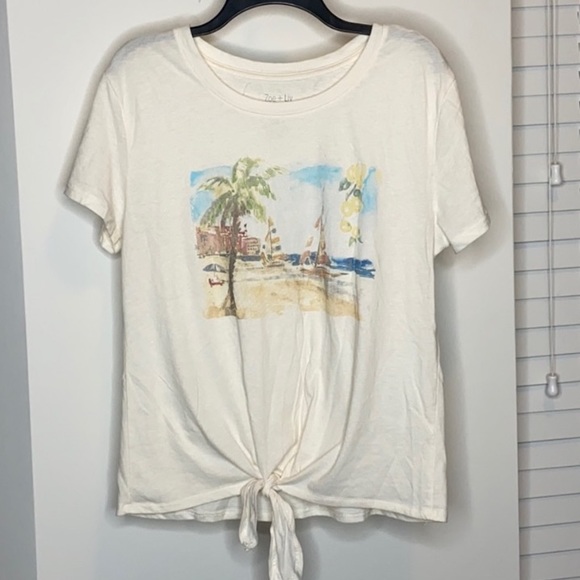 Zoe + Liv Off White T-shirt. Front tie. - Picture 2 of 5